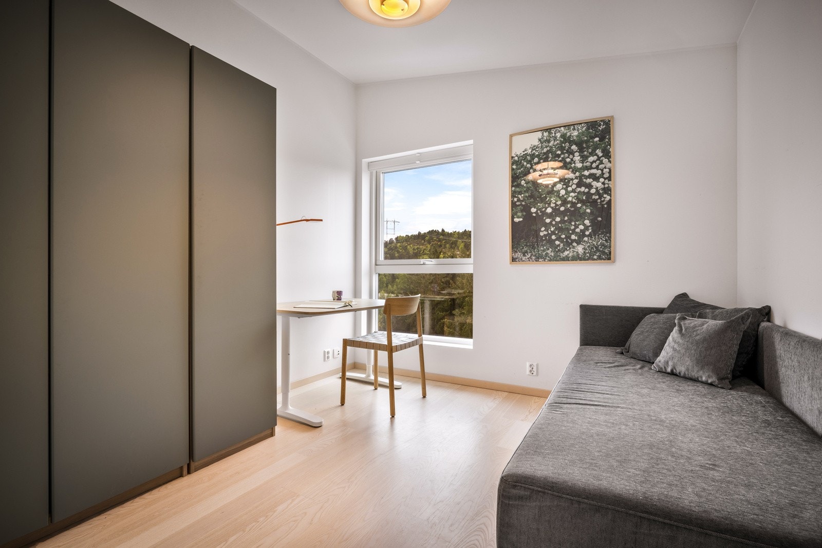 En alternativ løsning i hovedetasjen er å inkludere dette rommet i stue. Galleribilde