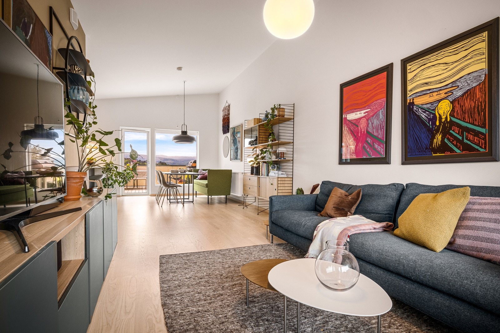 Stue har ekstra god takhøyde for en luftig følelse. Galleribilde