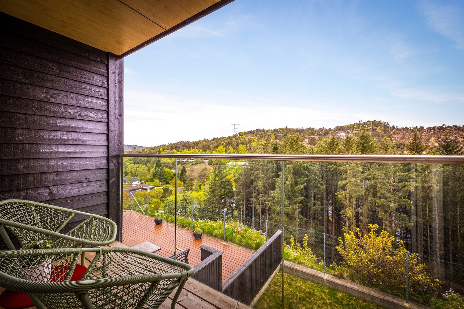 Koselig vestvendt luftebalkong med utelys og dobbel jordet stikkontakt. Galleribilde