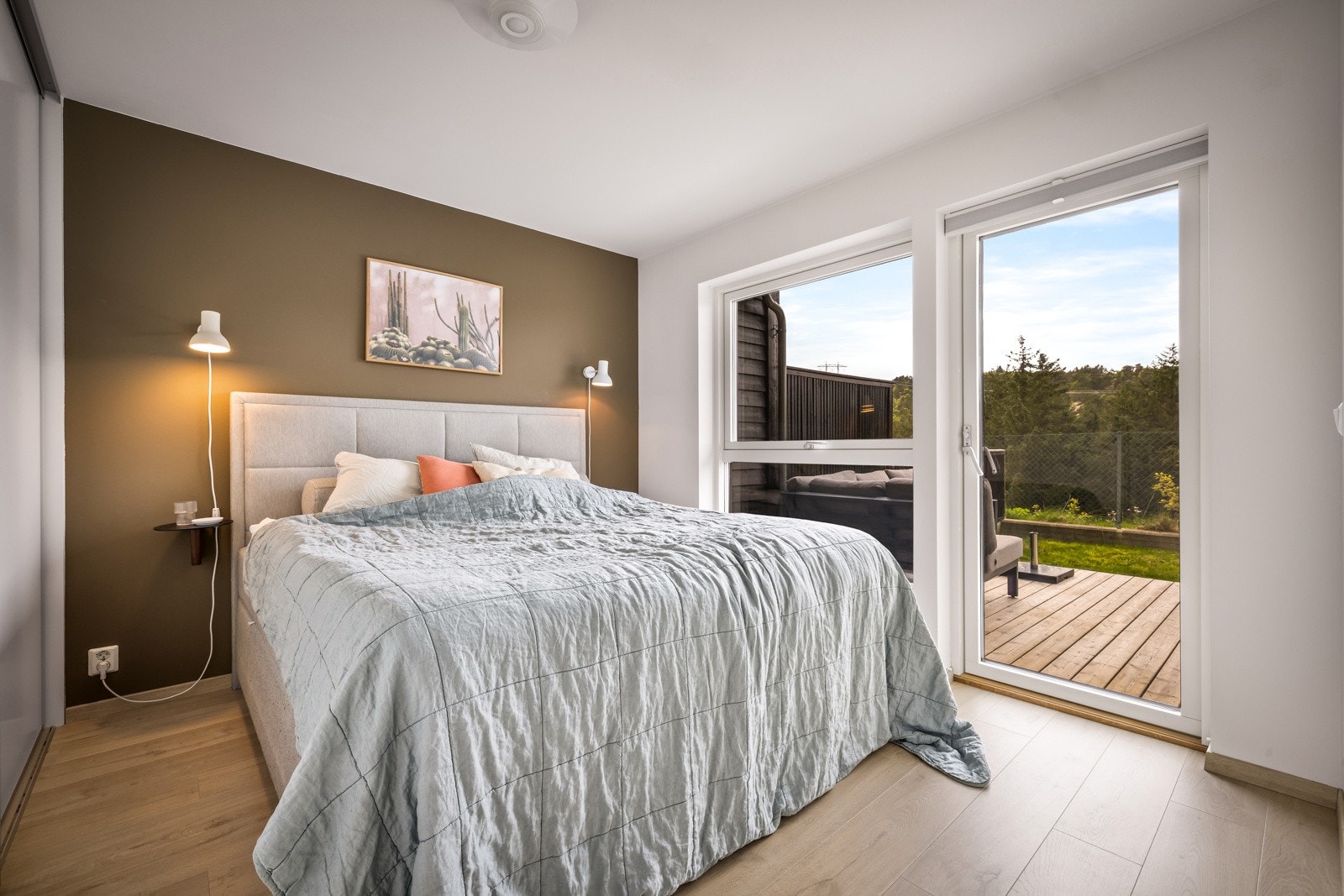 Fra hovedsoverom er det utgang til terrasse og plen i bakkant. Galleribilde