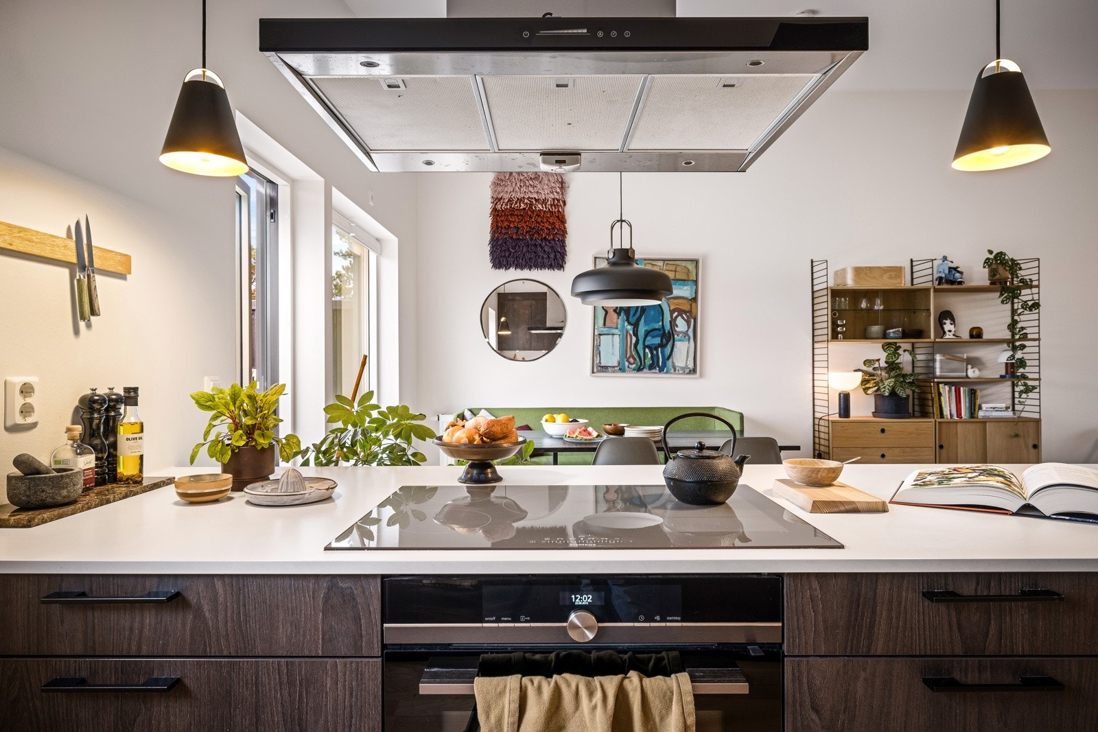 Innredningen har slette mørke fronter, laminat benkeplate med underlimt vask. Galleribilde