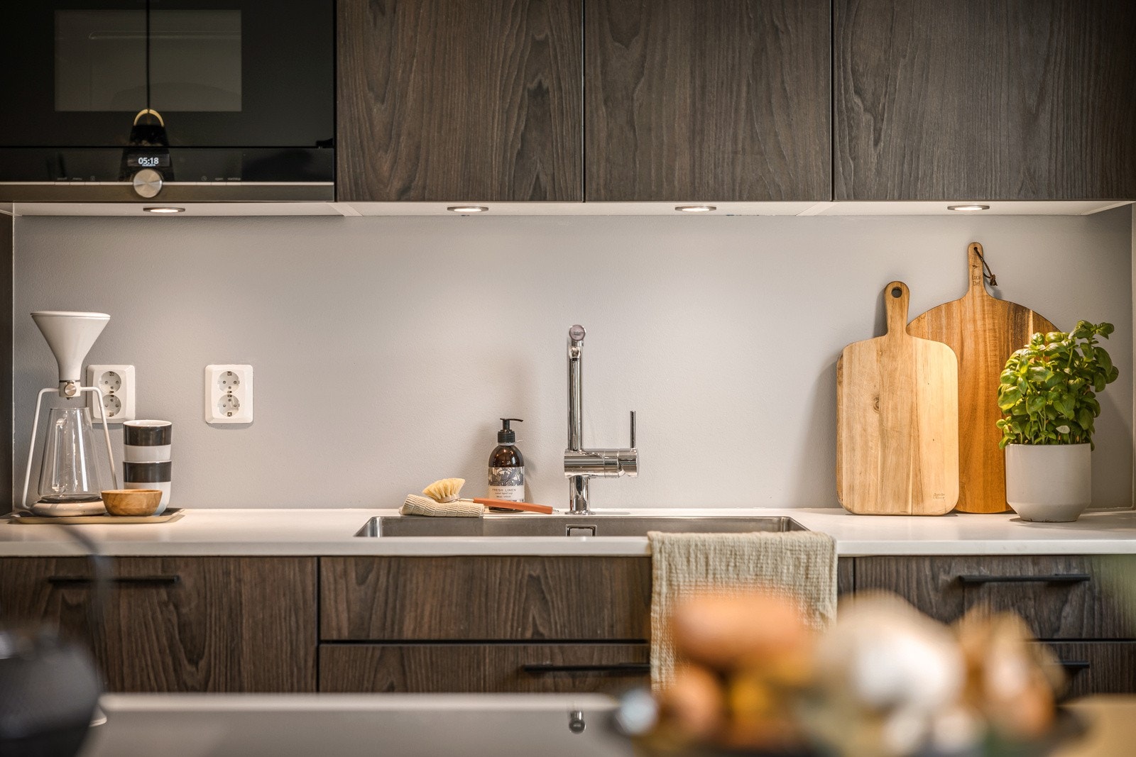 Kjøkkenet er oppgradert. Det har en pen, moderne og tidløs innredning, levert av kvalitetsprodusenten HTH. Galleribilde