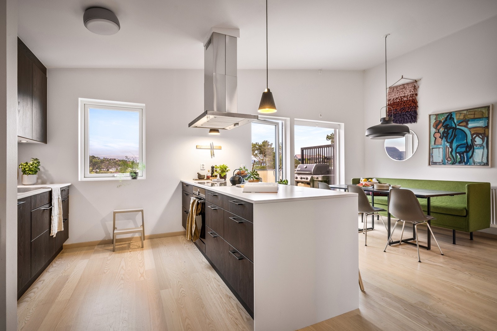 Integrert i innredningen finner du stekeovn, platetopp, oppvaskmaskin, mikrobølgeovn og kjøleskap. Galleribilde