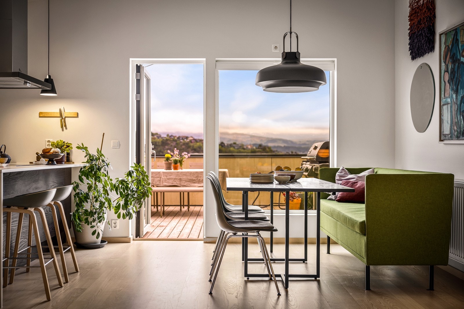 Fra kjøkkenet er det utgang til altan hvor man kan nyte ettermiddagskaffen etter en bedre middag. Galleribilde