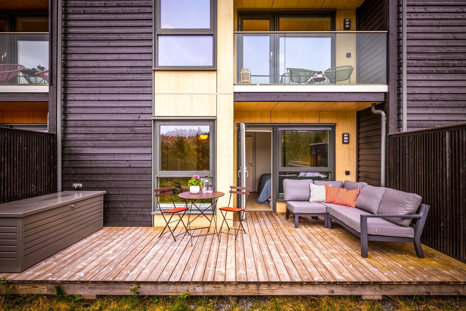 Vestvendt treterrassen på ca. 16 kvm med bla. utelys, dobbel jordet stikkontakt og frostsikker utekran med varmt og kaldt vann. Galleribilde