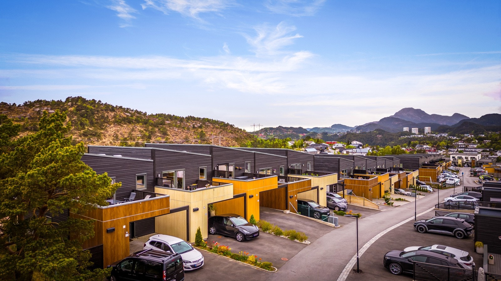 Her kan barna selv gå selv mellom husene for å besøke venner. Galleribilde