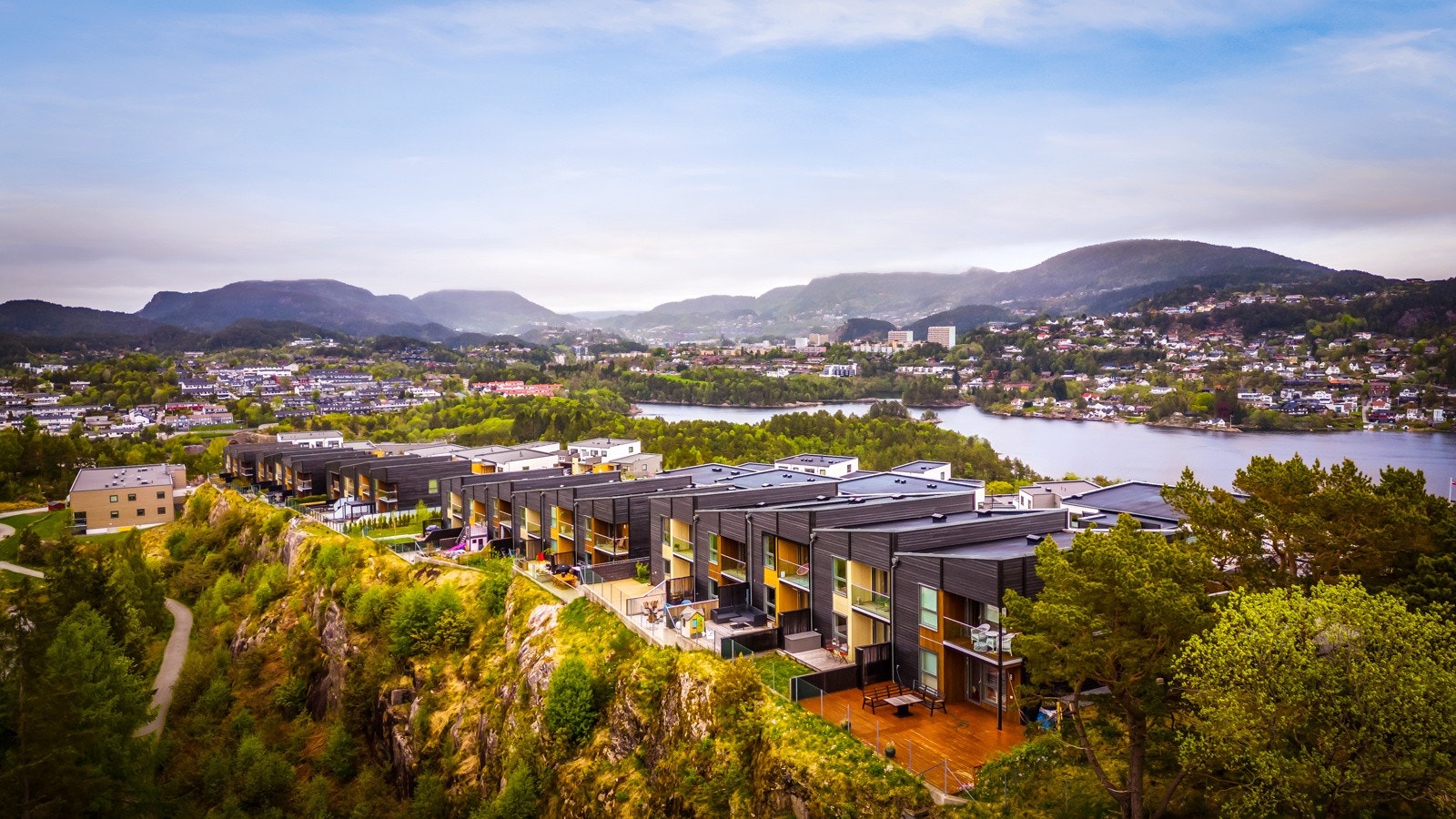 Området er rolig og fredelig og gir deg en følelse av å bo på landet selv om det er svært sentralt. Galleribilde