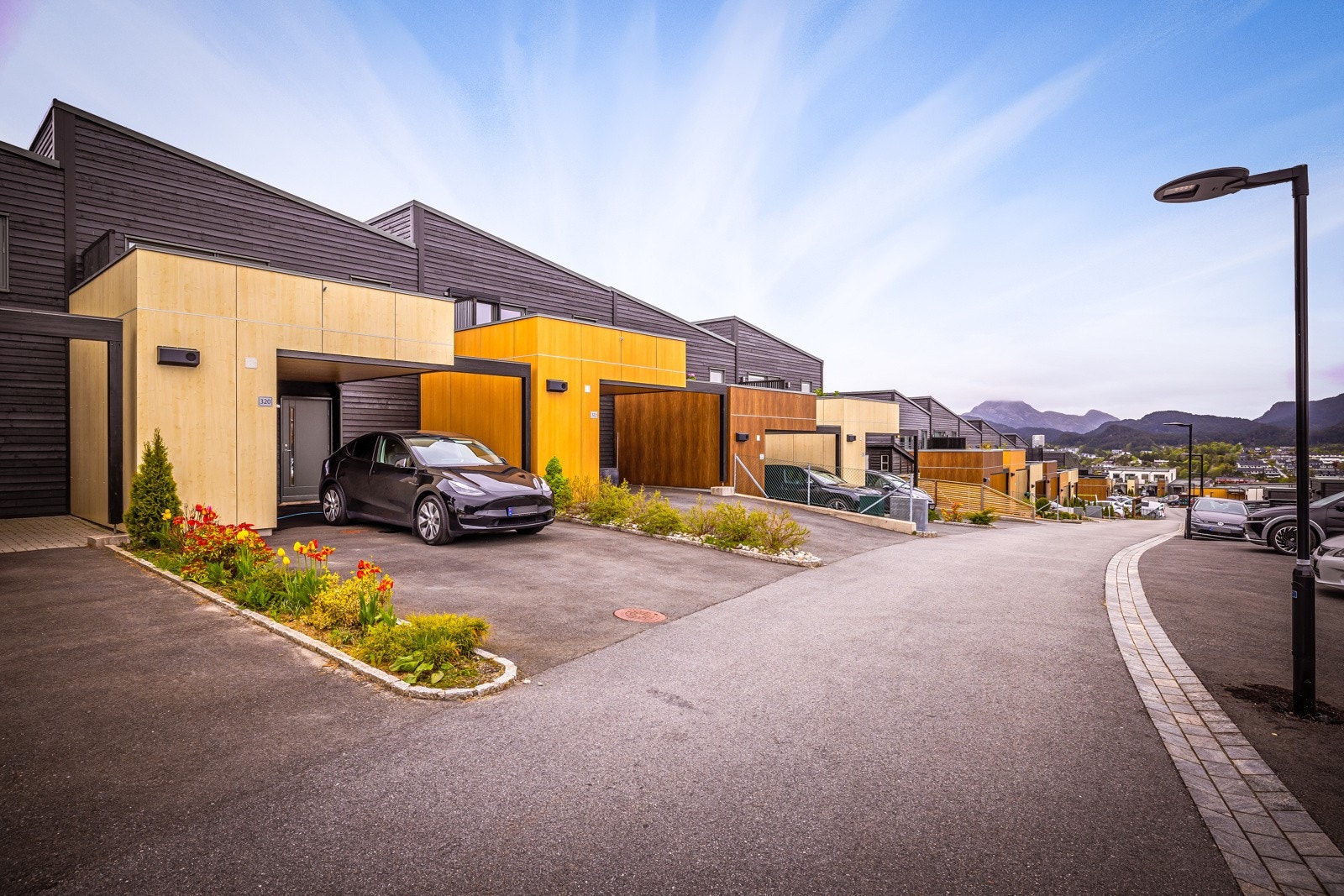 Boligen har ekstra god plass til parkering på egen grunn med plass til inntil tre biler inkludert i carport. Felles gjesteparkering på område, nærmeste like nedenfor boligen. Galleribilde