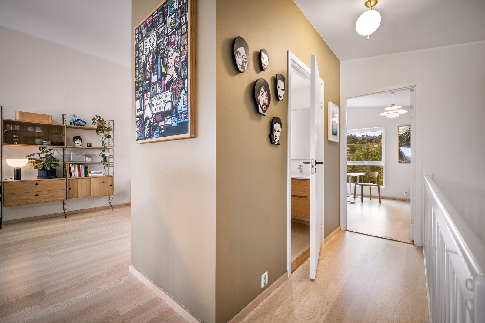 Huset er innholdsrikt og praktisk. Det er blant annet gjestetoallett i hovedetasjen. Galleribilde