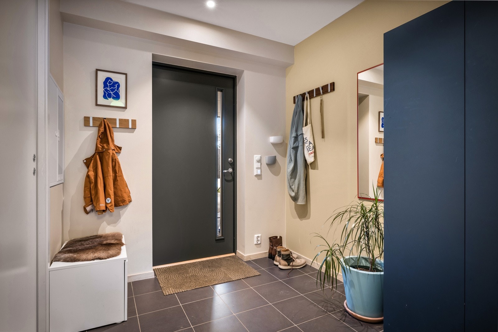 Romslig entré med god plass til yttertøy. Galleribilde