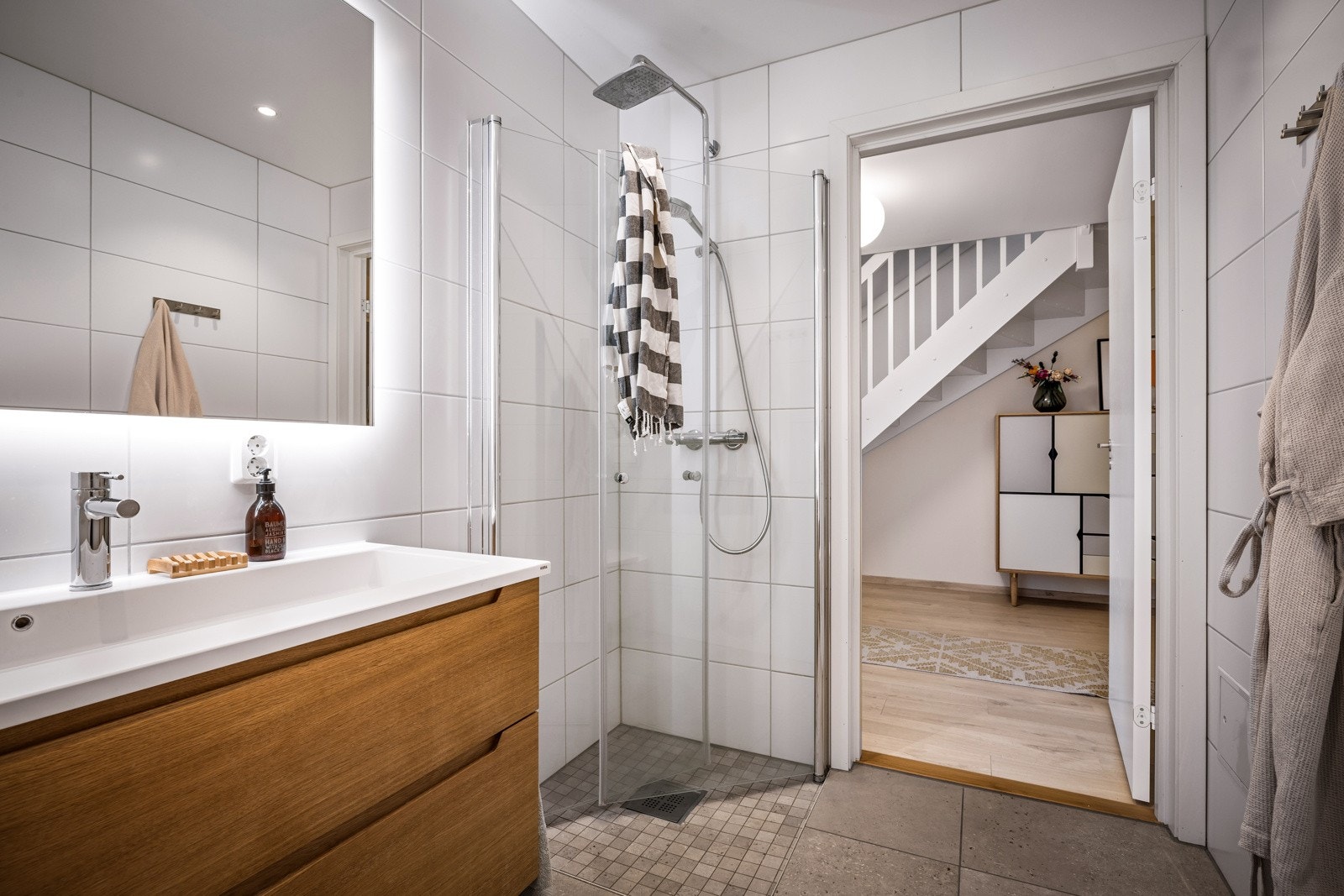 Badet er på 5,5 kvm og har fliser på gulv og vegger. Galleribilde