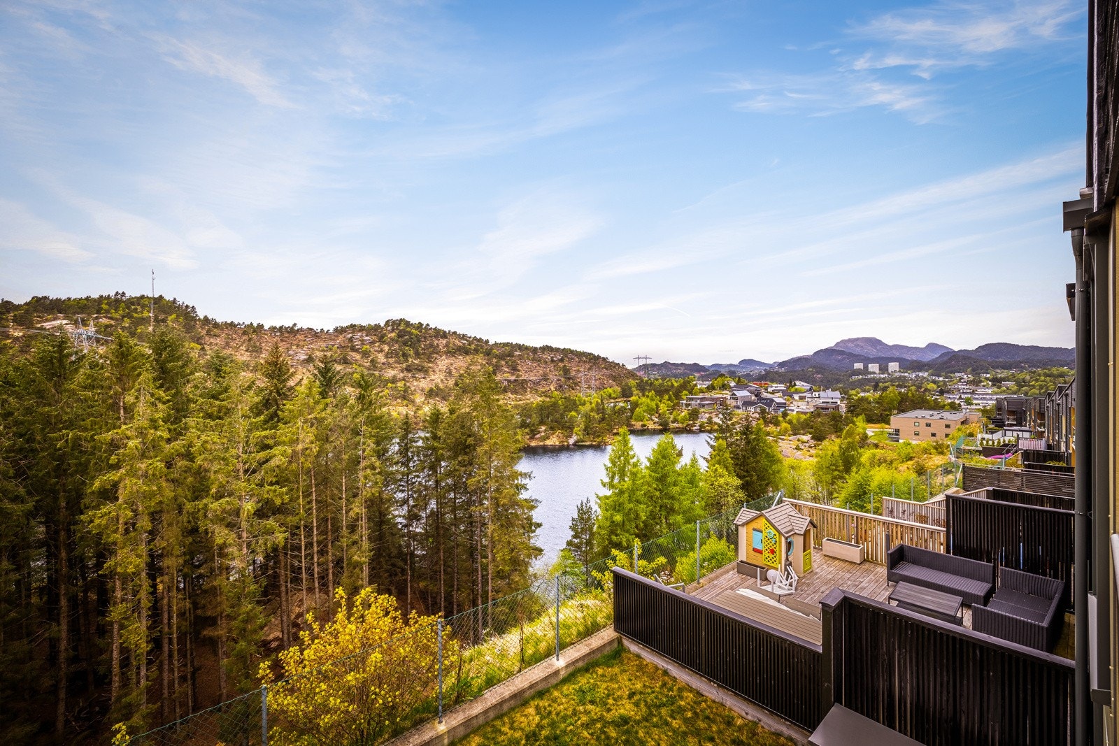 Utsikt over Knappenvannet mot Knappenfjellet. Galleribilde