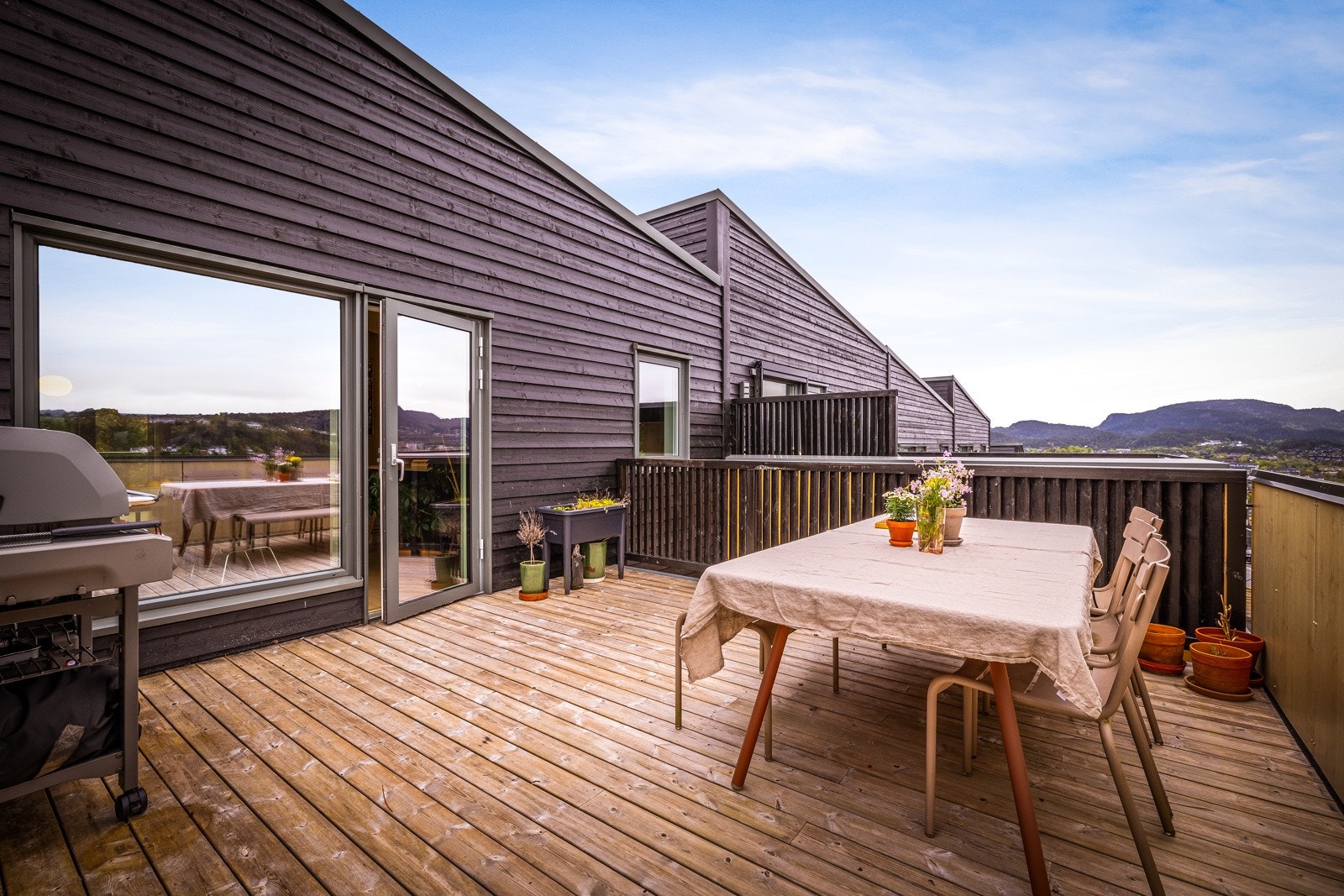 Takterrassen er på ca. 19 kvm, den har utelys og dobbel jordet stikkontakt. Galleribilde