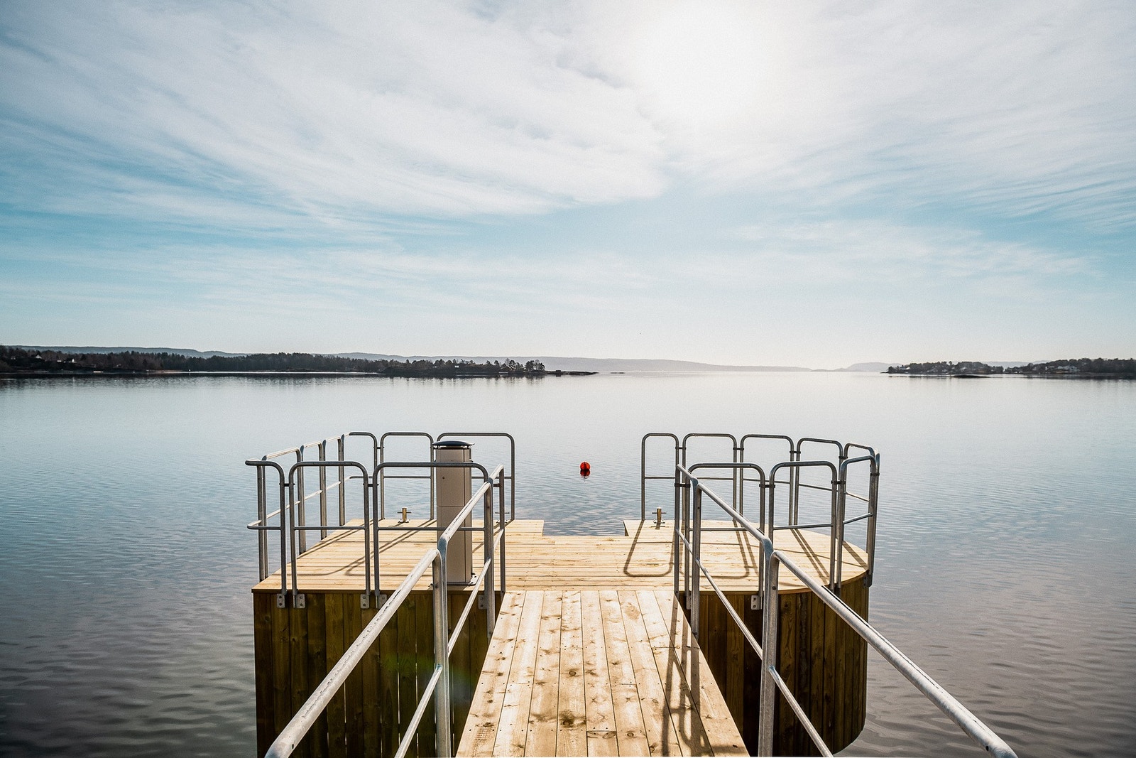Flott bryggeanlegg nede ved fjorden. Galleribilde