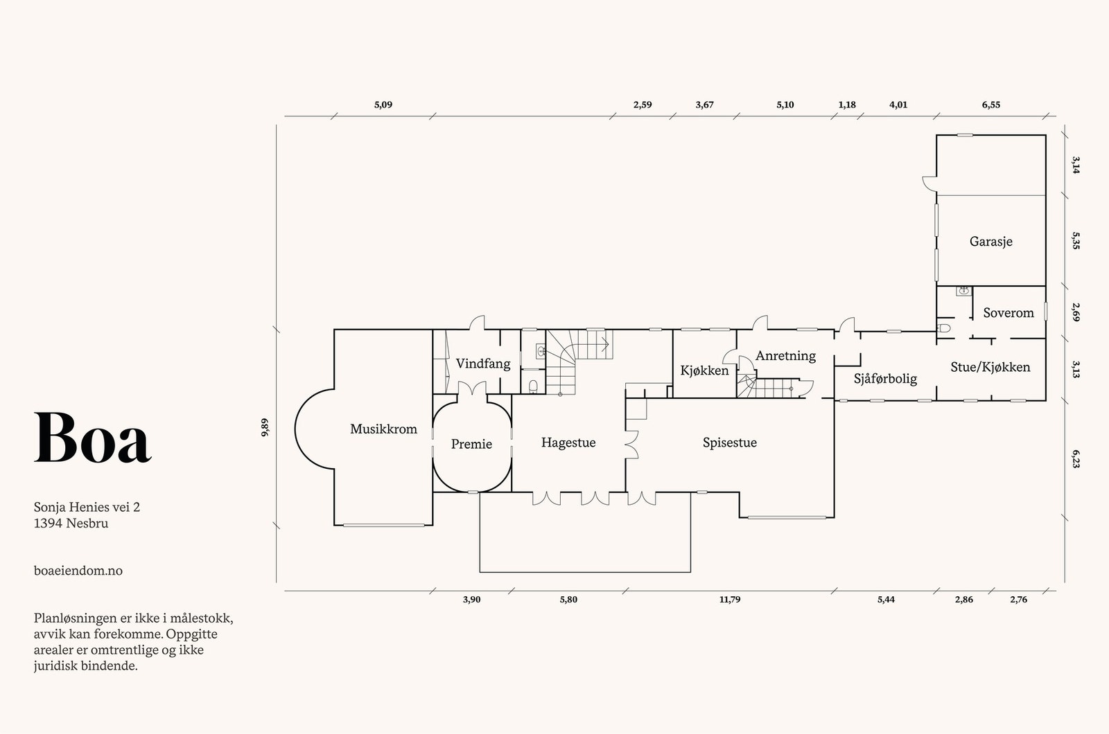 1. etasje: Hoveddel: Musikkrom, vindfang, premierom, hagestue, kjøkken, spisestue og anretning. Sjåførbolig: Stue/kjøkken, soverom, bad og vindfang. Galleribilde