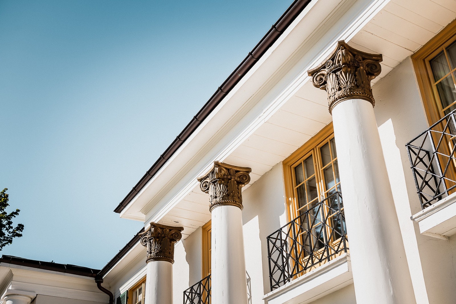 Særegen byggestil med vakre elementer. Galleribilde