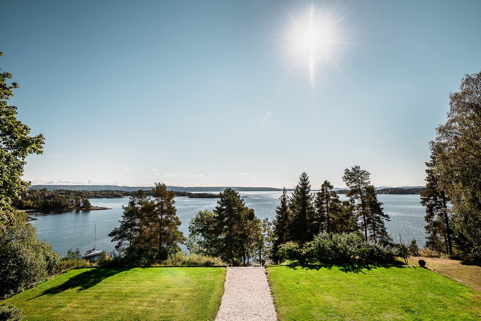 Vakker panoramautsikt mot fjorden samt ypperlige solforhold. Galleribilde