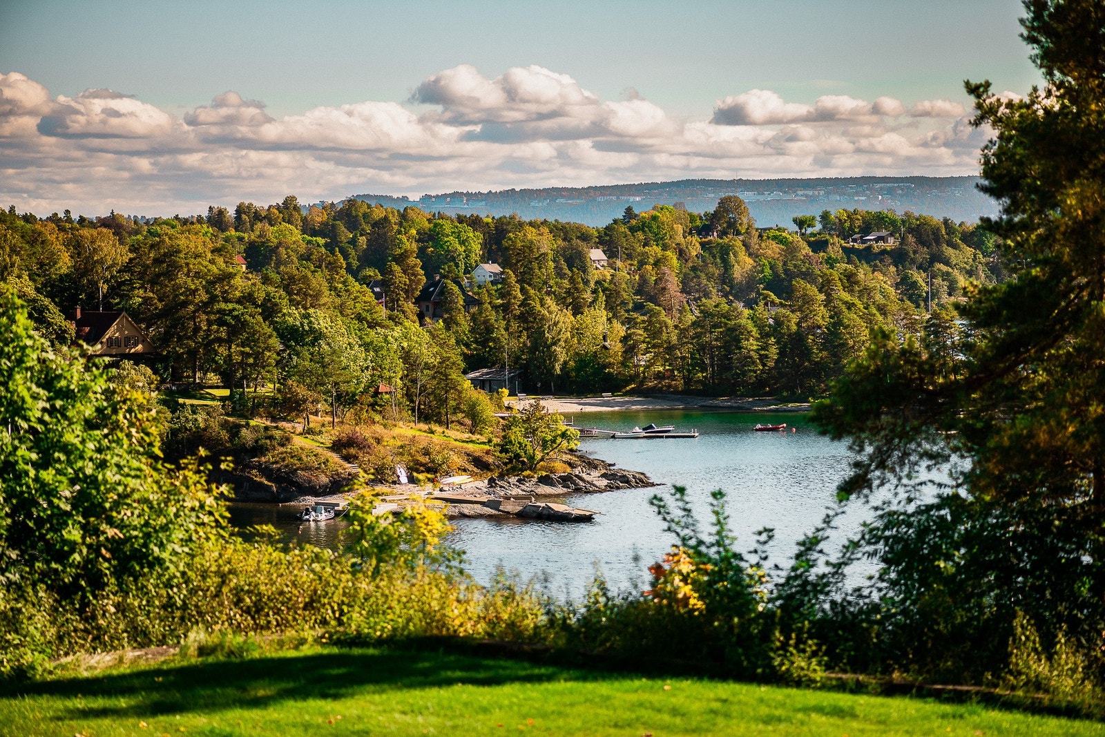 Unik beliggenhet med umiddelbar nærhet til fjorden. Galleribilde