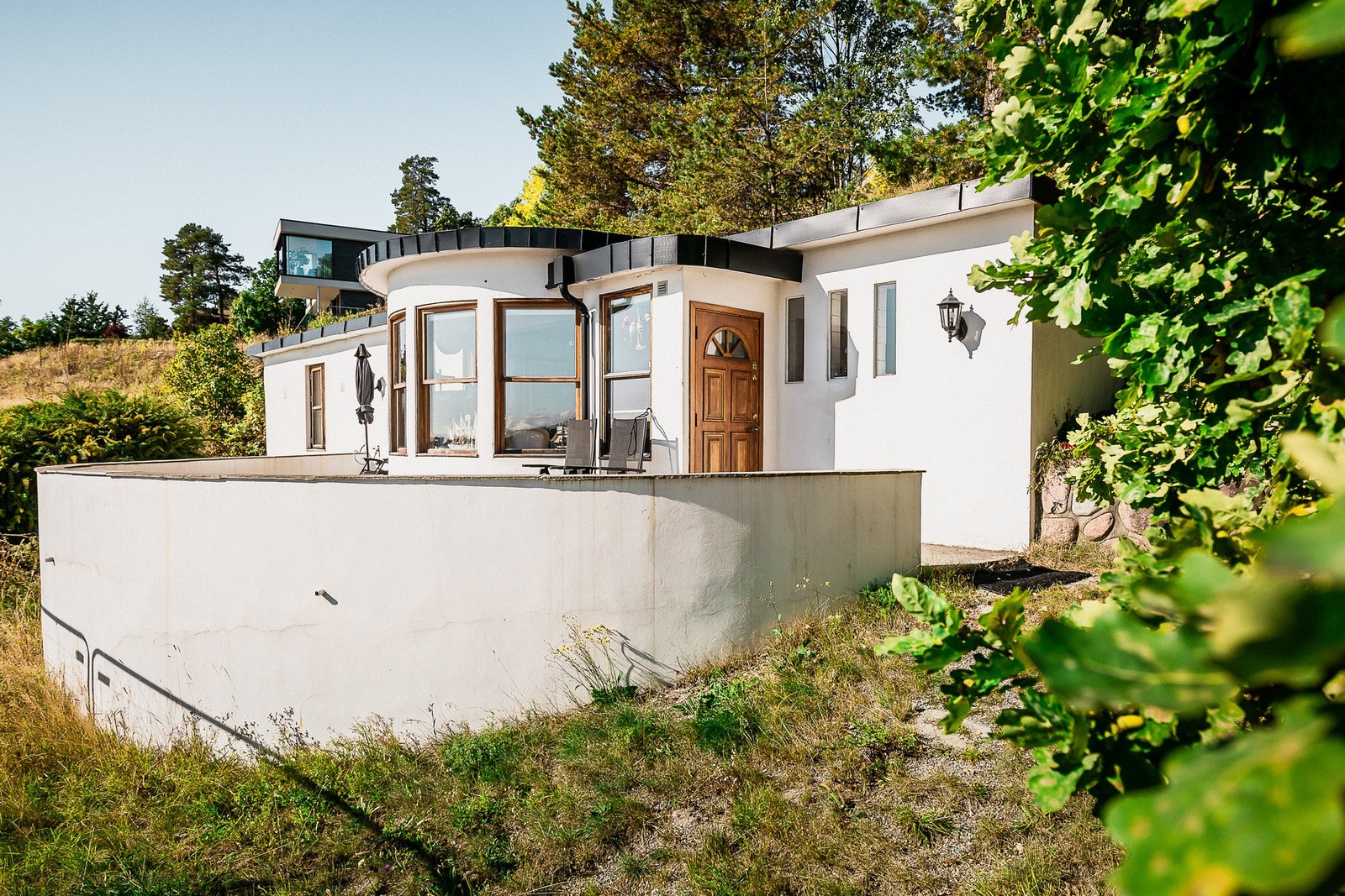 Flotte uteplasser inkludert balkong, skiferterrasse og hage. Galleribilde