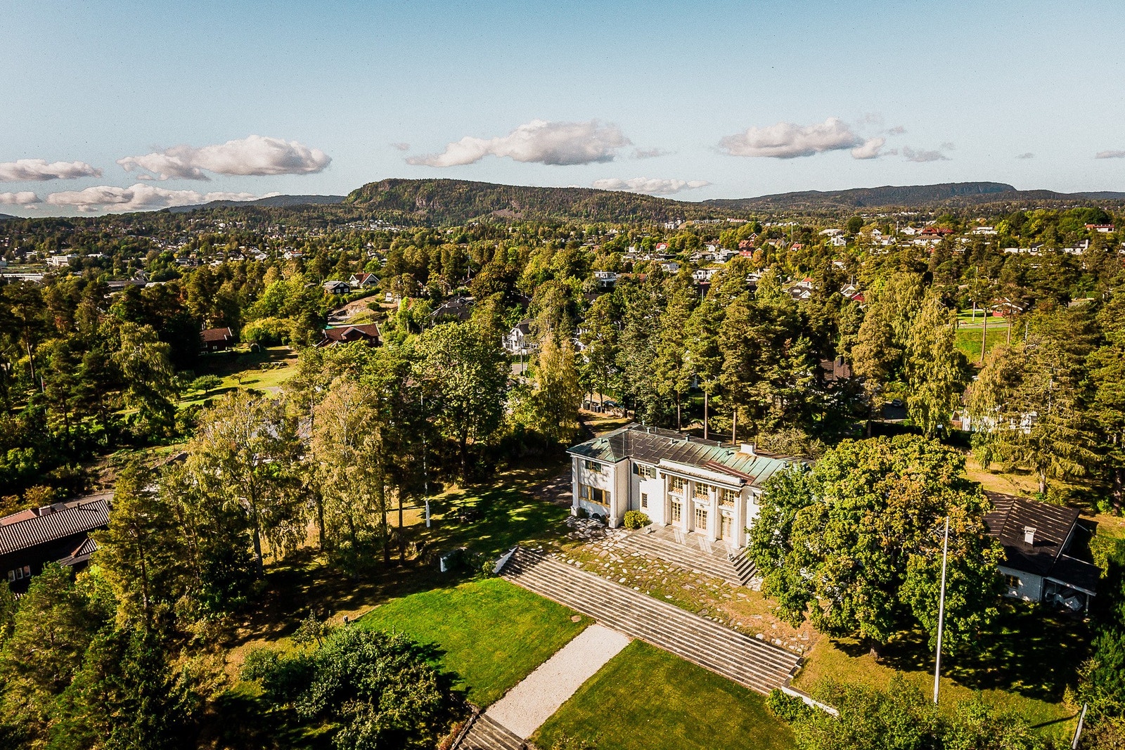 Historisk eiendom med betydelig kulturell arv, bygget av kunstløper Sonja Henie som hennes sommerhus. Galleribilde
