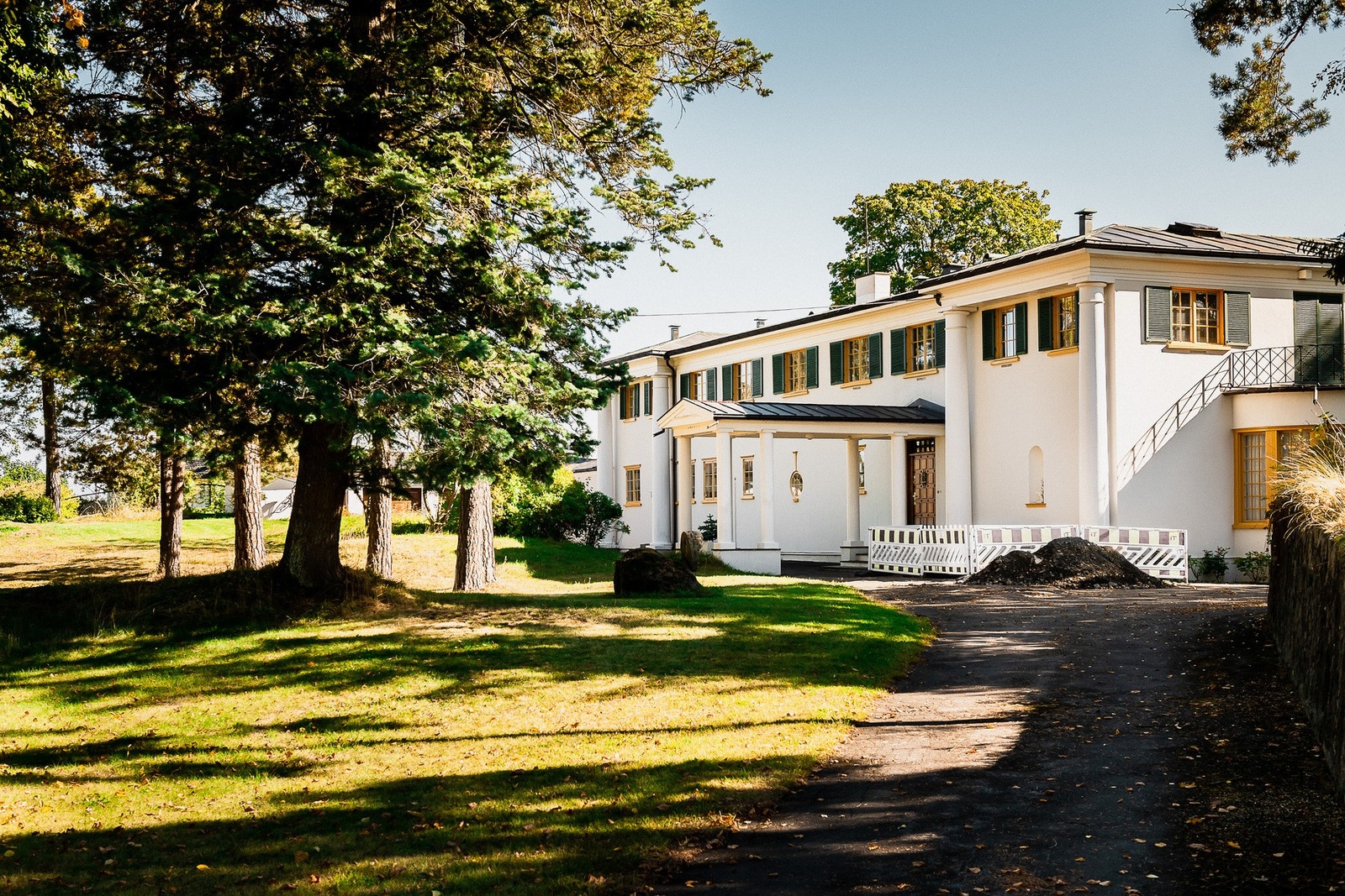 Herlig innkjøring til eneboligen med majestetisk beplantning. Galleribilde