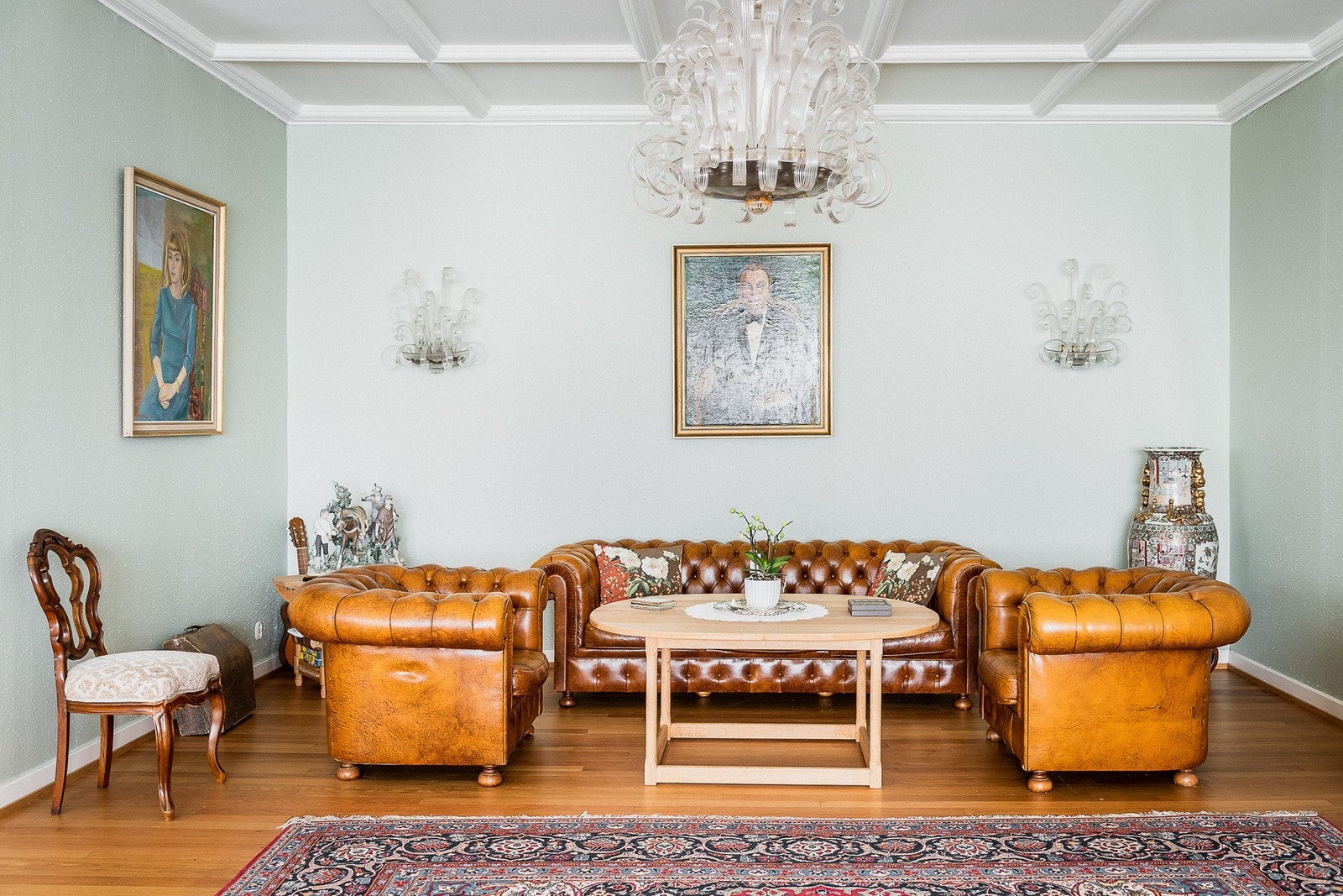 Harmoniske og elegante himlingsdekorasjoner samt fargevalg. Galleribilde