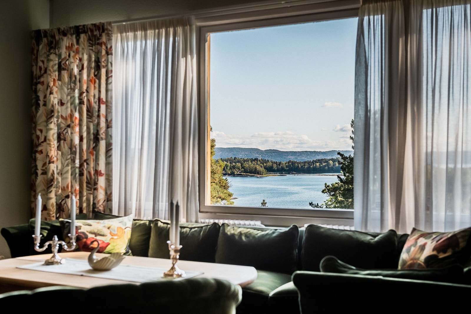 Nydelig fjordutsikt fra vinduene. Galleribilde