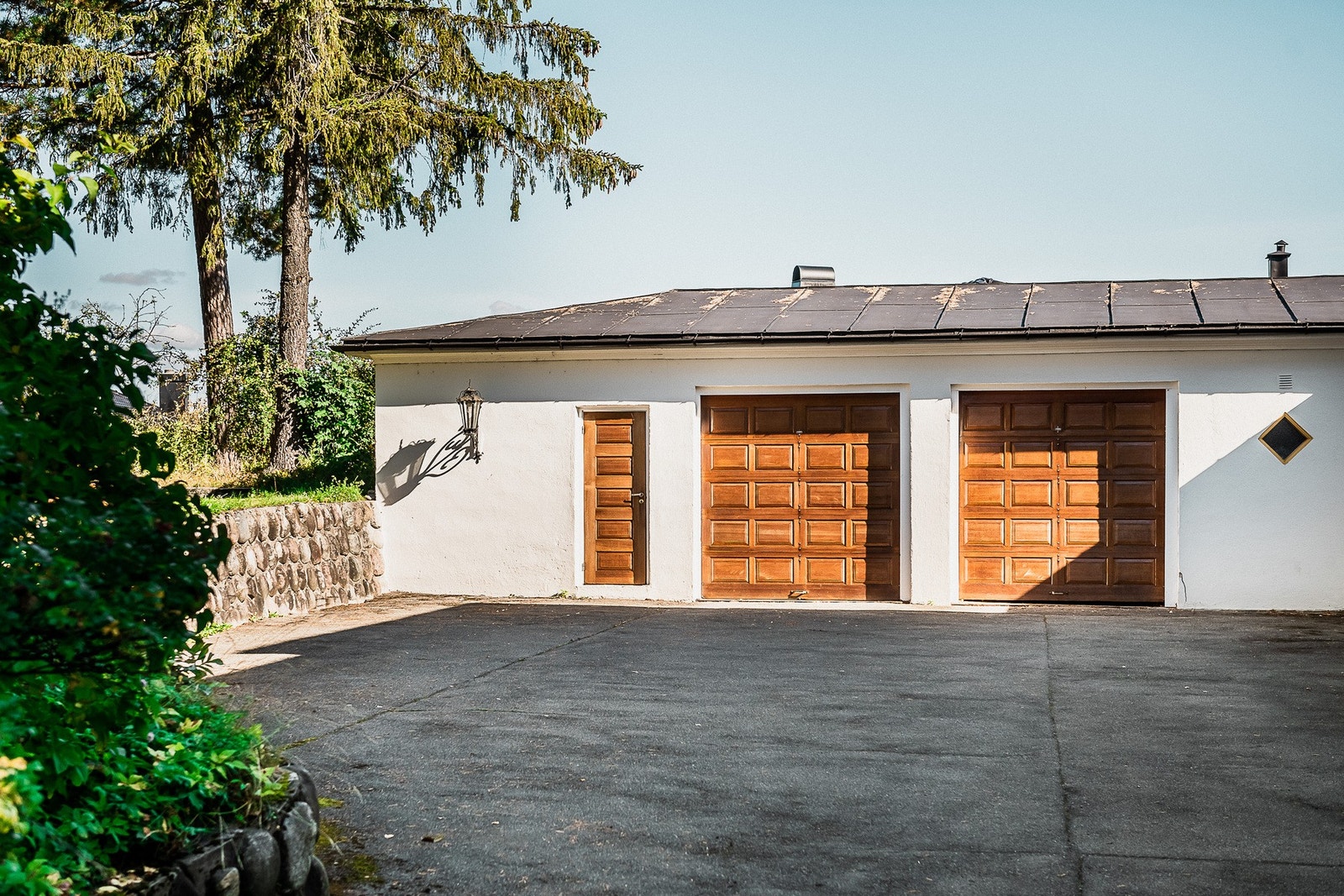 Praktisk dobbelgarasje med tilhørende bodareal. Galleribilde