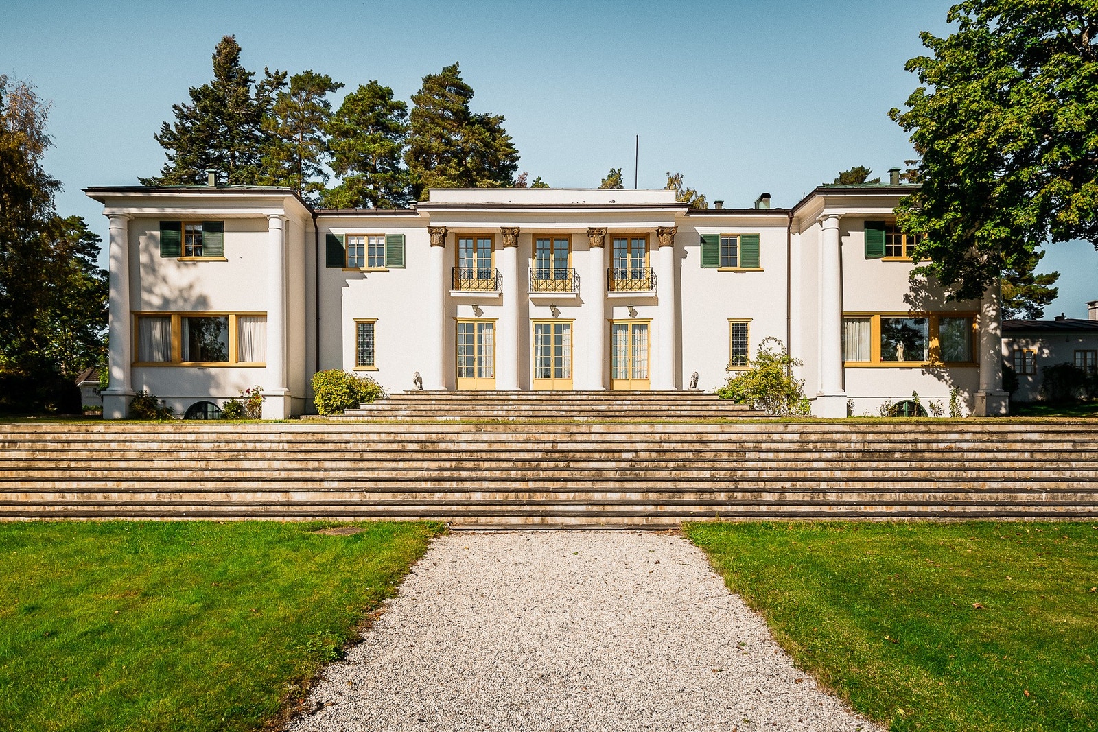 Herskapshus med unik beliggenhet ved Oslofjorden. Sjåførbolig, badehus, garasje og privat brygge. Galleribilde