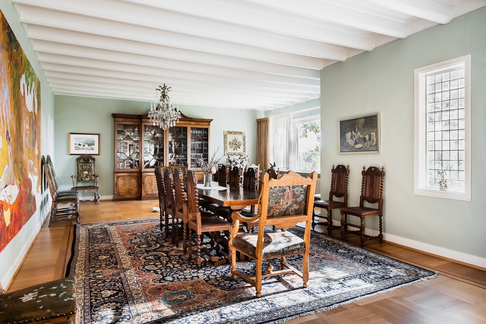 Sosiale samlingsrom i alle etasjer samt mer praktiske rom som bad, toalett og kjøkken. Galleribilde