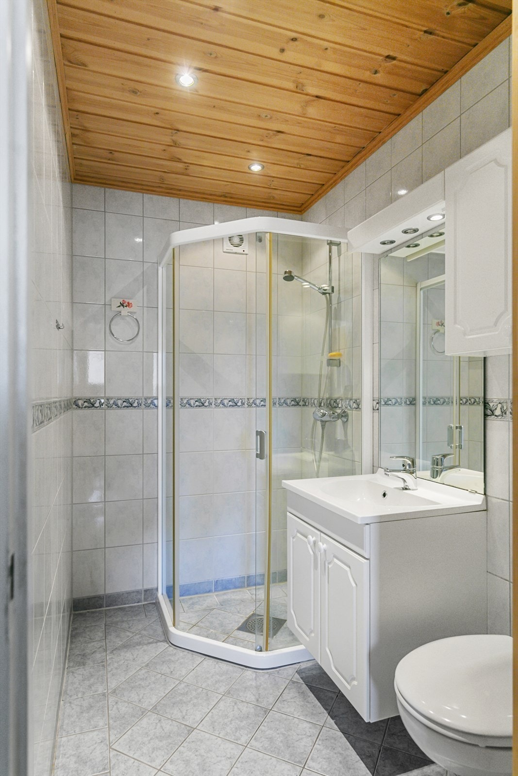 Det må påregnes full renovering av baderommene innen kort tid for at våtrommene skal tåle normal bruk etter dagens krav. Galleribilde