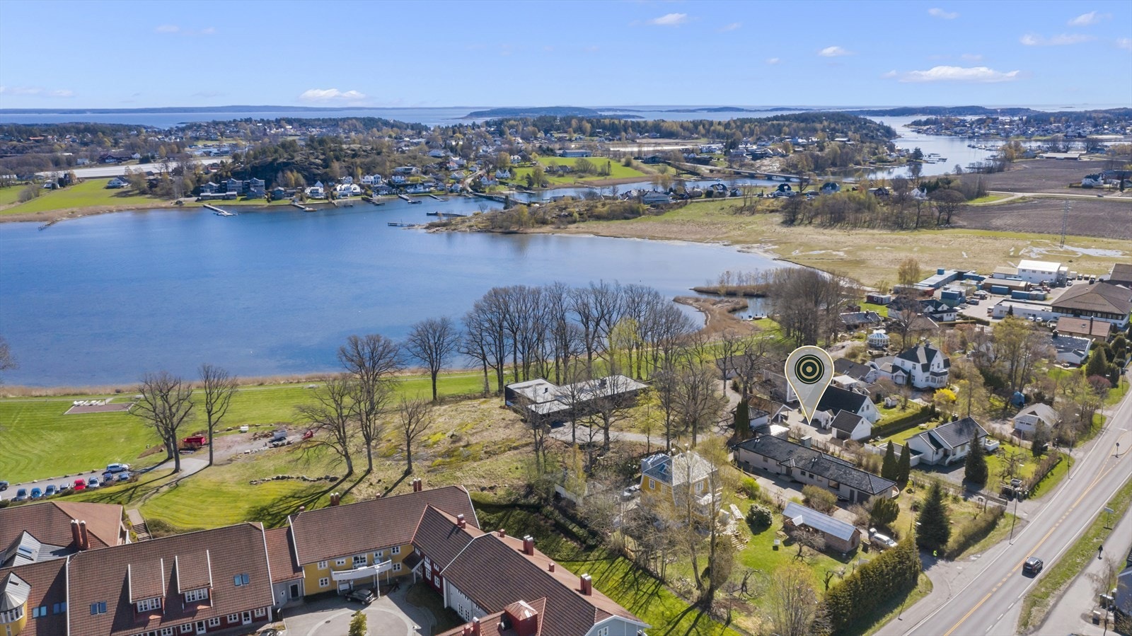 Boligen har alle hovedfunksjoner på ett-plan, i tillegg til kjeller og er innredet m/bl.a. 4 soverom, 3 baderom, separat toalett, 2 stuer, separat kjøkken, samt diverse uinnredede rom i kjeller. Galleribilde
