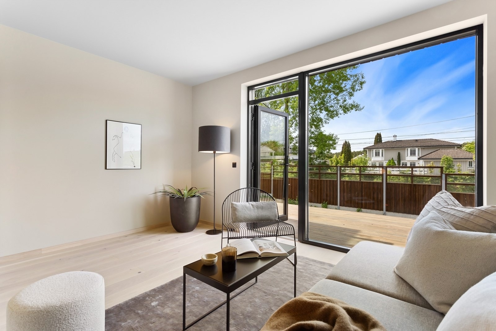 Utgang til terrasse og hage. Galleribilde
