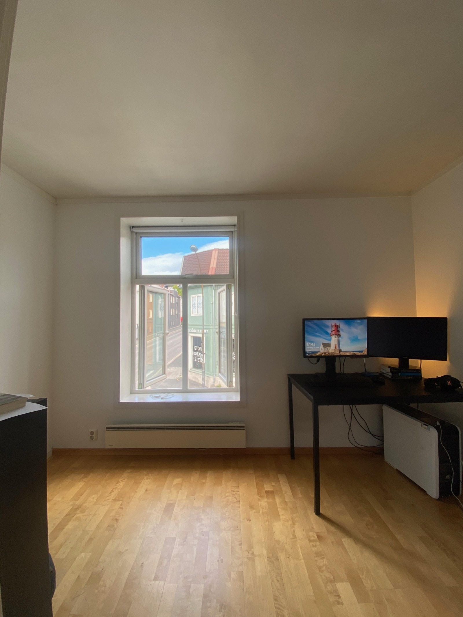 Soverom med utsikt ut i Storgata Galleribilde