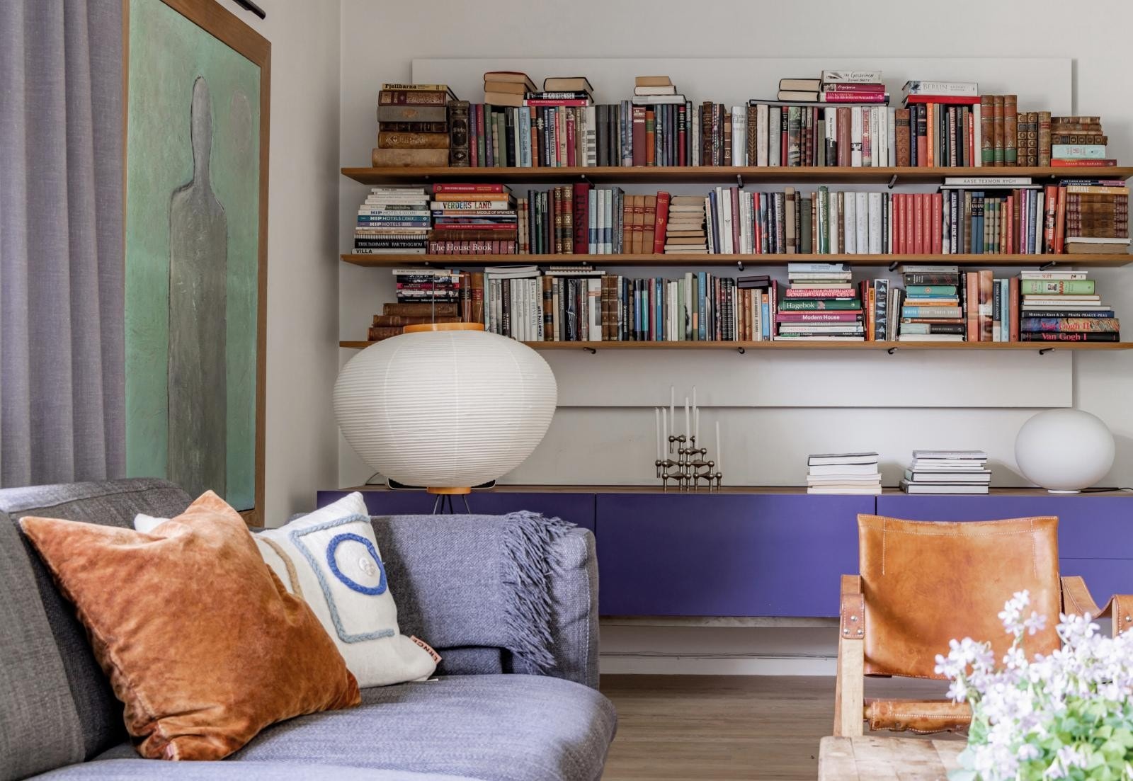 I den ene enden av stuen er det plass til ytterligere oppbevaring og bokhyllene gir en hyggelig bibliotekfornemmelse. Galleribilde