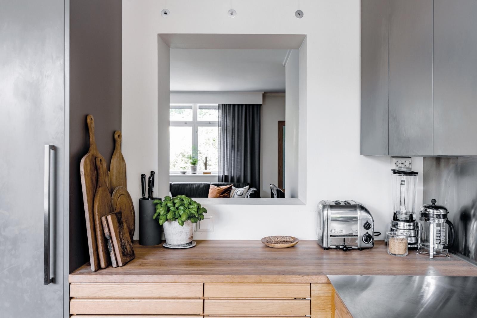 En stor åpning mellom kjøkken og stue sikrer gjennomlys og kontakt, samtidig er arbeidssonen på kjøkkenet uten innsyn. Galleribilde