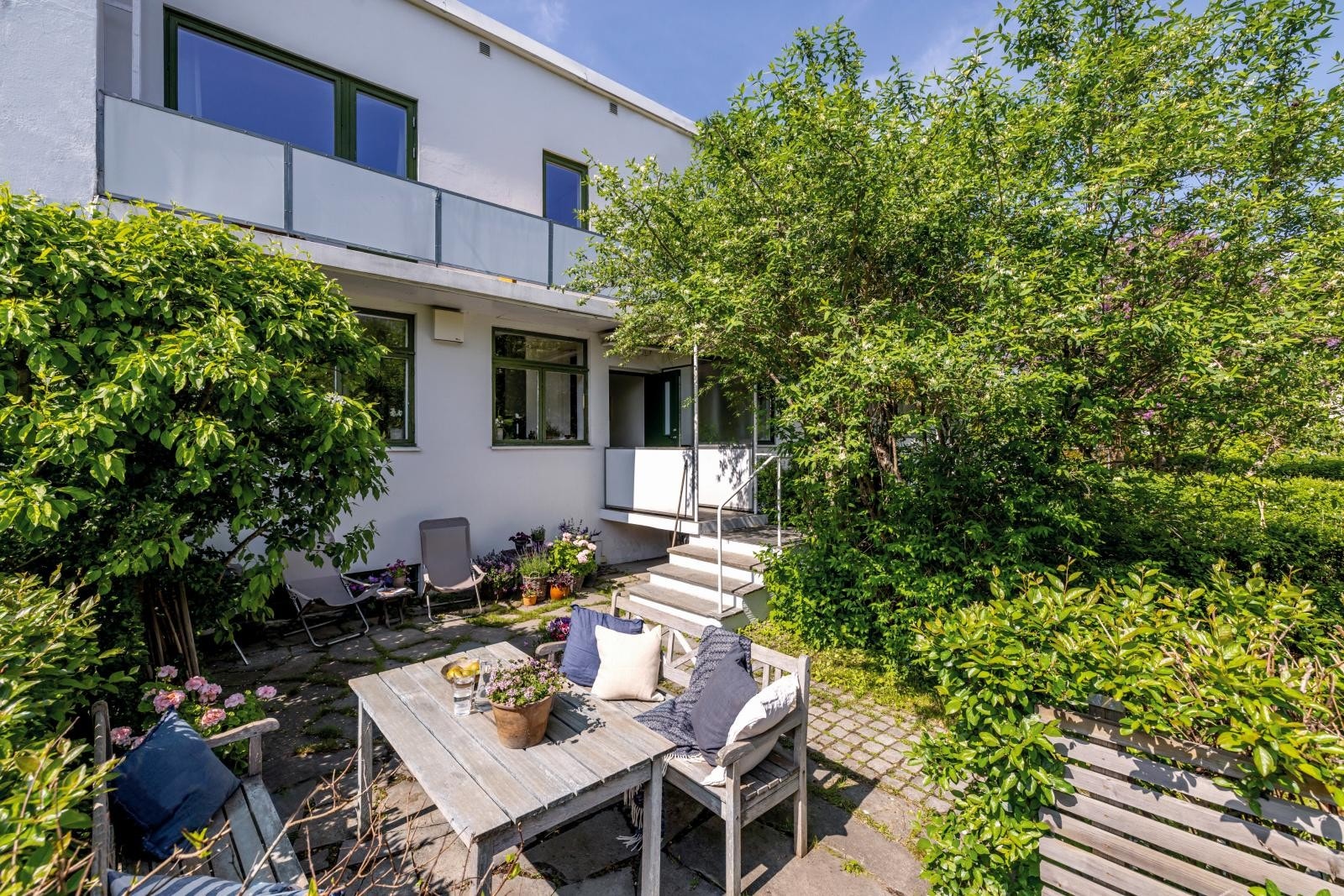 Frodig og usjenert inngangsparti i ekte funkisstil. Galleribilde