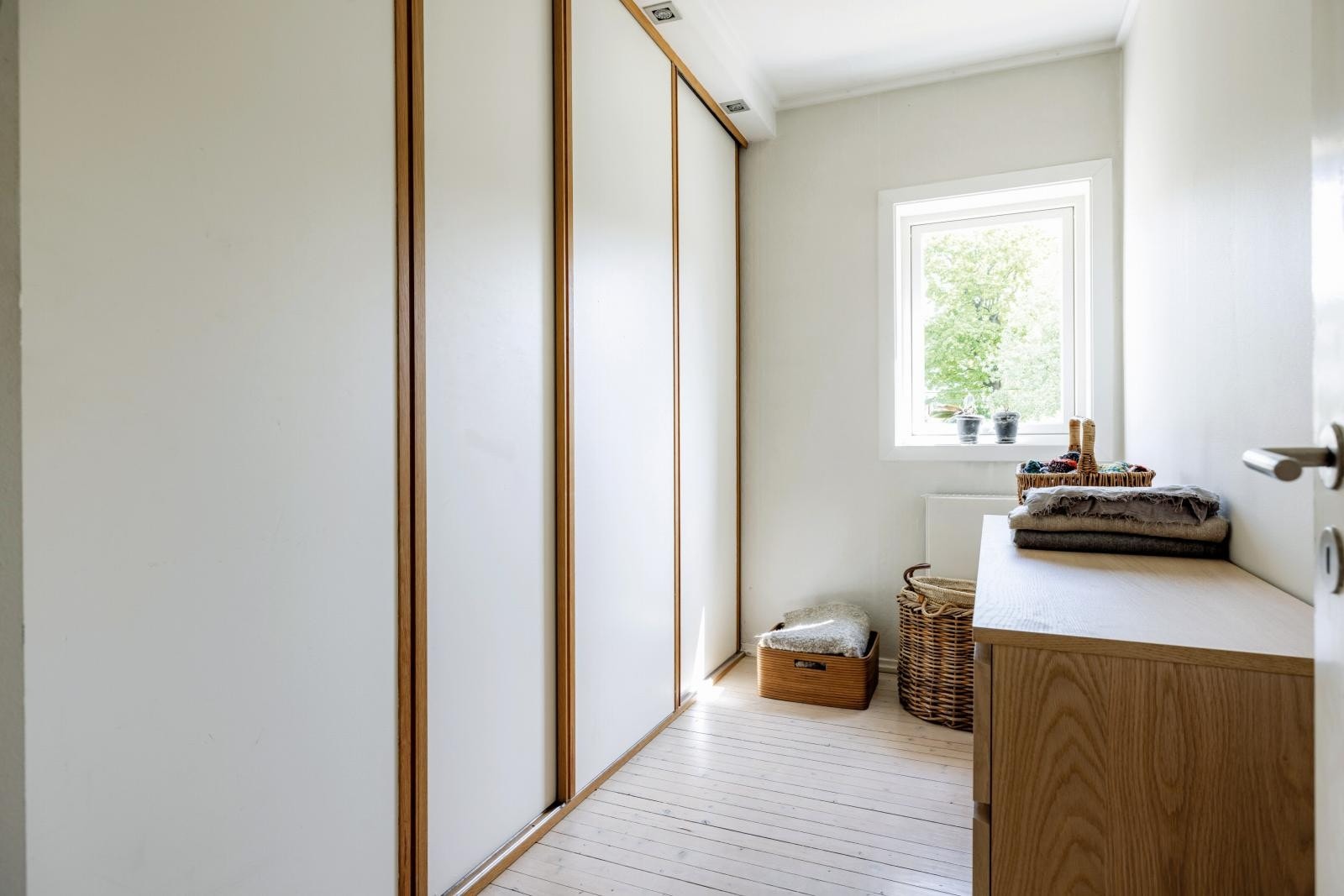 Soverom 4 er i dag innredet som walk-in garderobe med romslig innebygget skapløsning og kommoder. Dette kan brukes som soverom 4, som kontor eller garderobe - her er mulighetene mange. Galleribilde