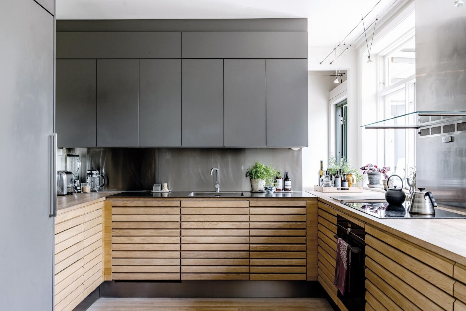 Svært god oppbevaringsplass i skuffer og skap. 4 mm tykk rustfri stålplate med stor nedsenket kum, batteri fra Vola. Veggen mellom våtsonen og overskap kledd i rustfritt stål. Integrerte hvitevarer. Galleribilde