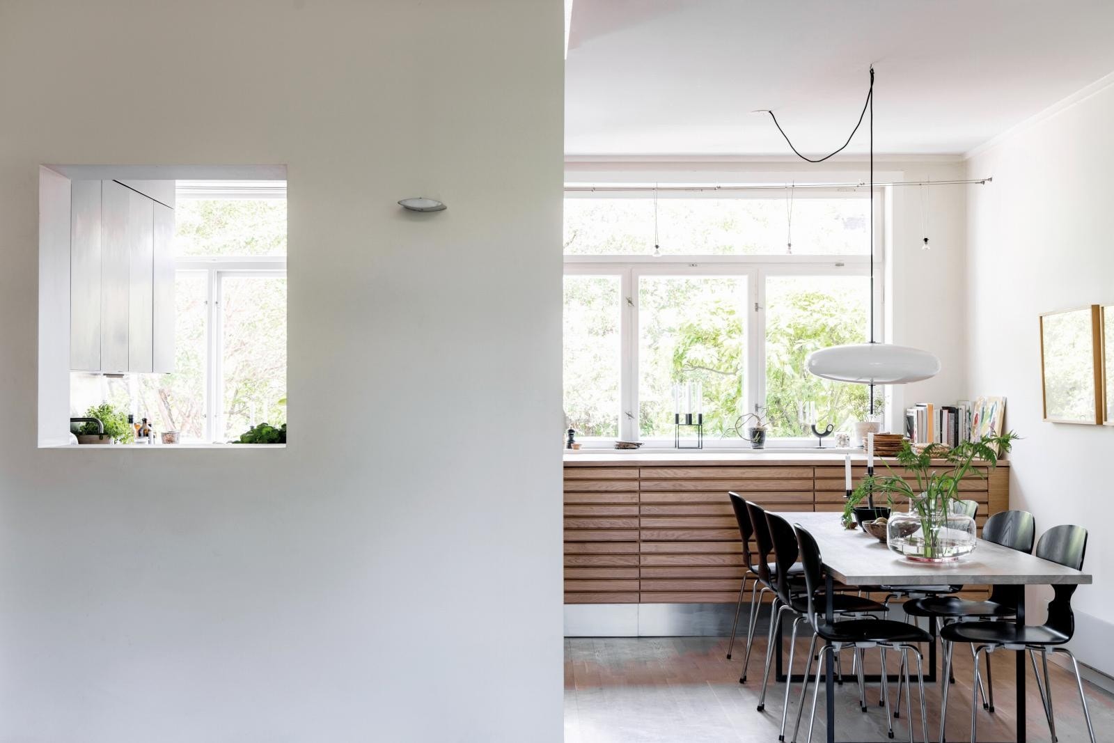 Lyst, lekkert og romslig, delvis åpent kjøkken i heltre eik fra danske Svane fra 2020. Den store åpningen i veggen til v. gir gjennomsyn, og binder stue og kjøkken sammen mens arbeidssonen ligger skjult. Galleribilde