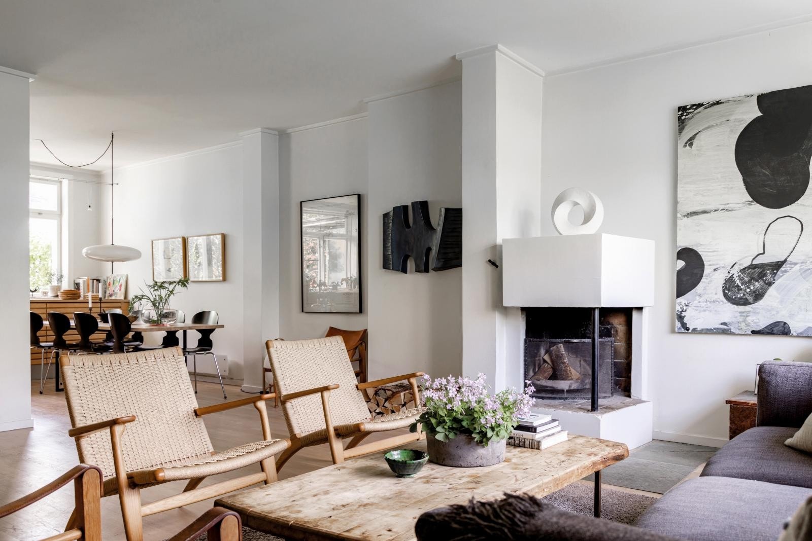 Stuen er lys og luftig med original funkispeis. Store vinduer og gjennomlys gir en god romfølelse. Hyggelig kontakt med spisesonen og deler av kjøkkenet. Galleribilde