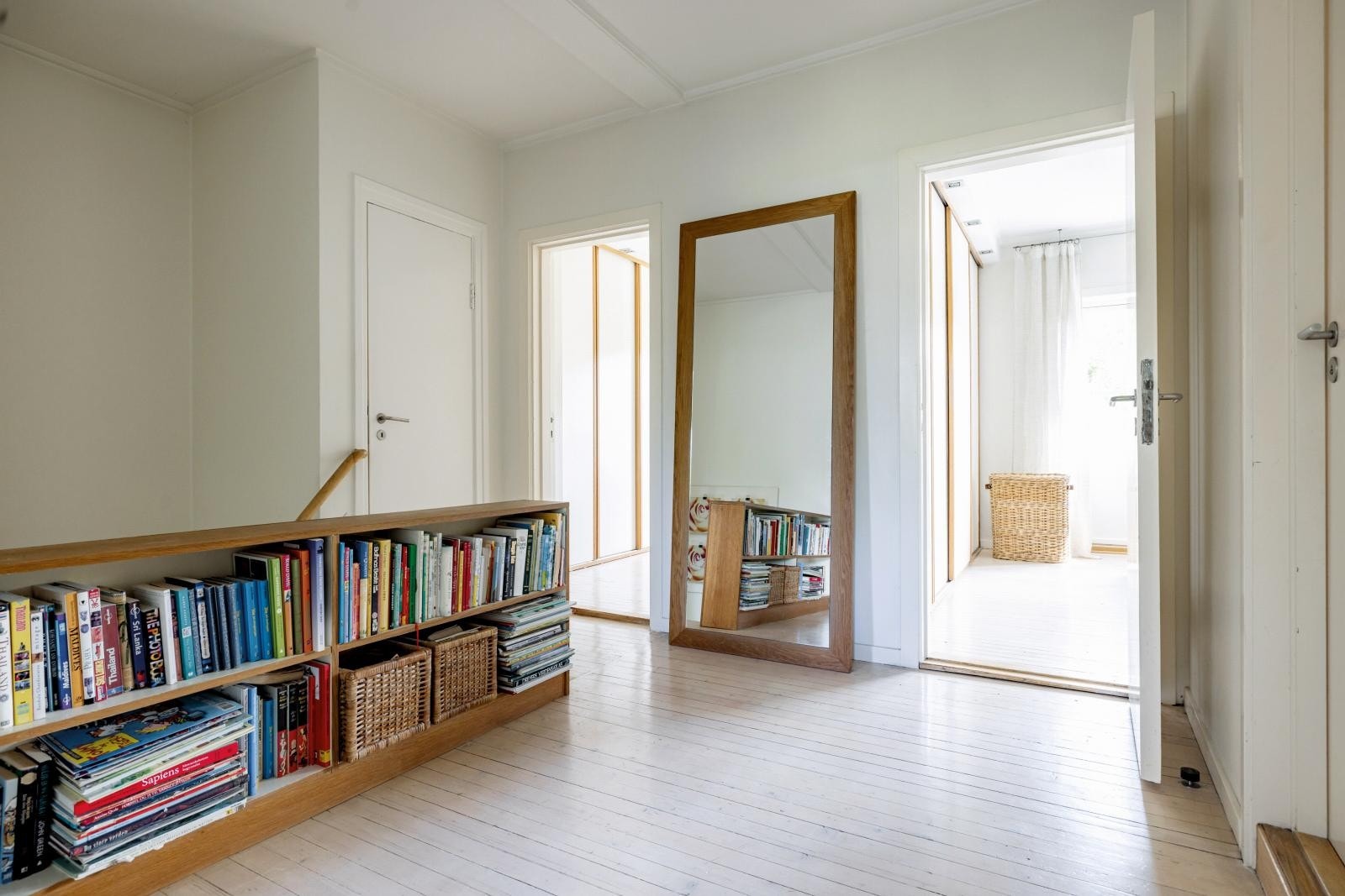 I 2. etasje kommer du opp trappen til et åpent og lyst gangrom som binder alle rommene sammen. Gjennomgående slipt, lyspigmentert tregulv. Galleribilde