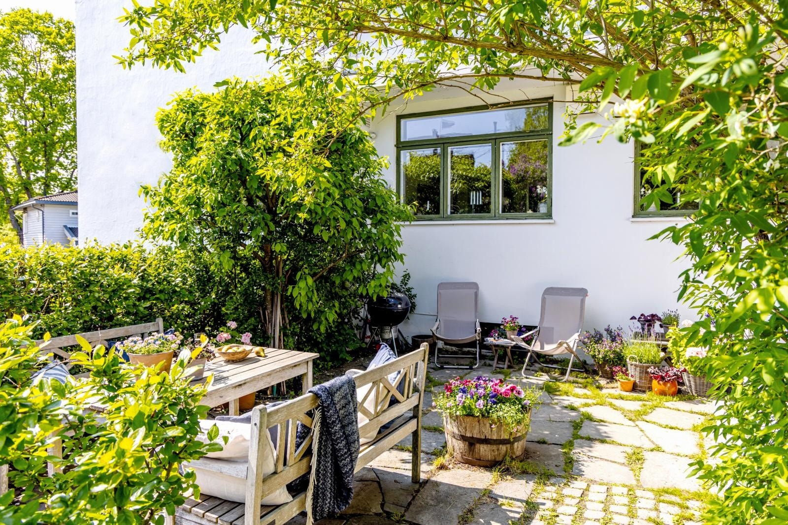 God og hyggelig plass til både å spise og grille, eller bare kose seg på den skiferlagte terrassen foran huset. Solen har du fra tidlig morgen til ca kl 17. Galleribilde