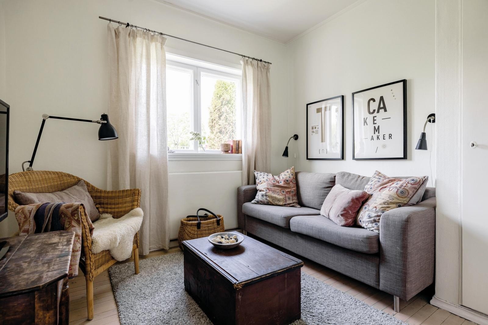 Soverom 3 blir i dag brukt som TV-/spillstue. Her er det veggfast skap både i enden av sofaen og langs hele veggen over døren. Fin plass til seng, pult og oppbevaring. Galleribilde