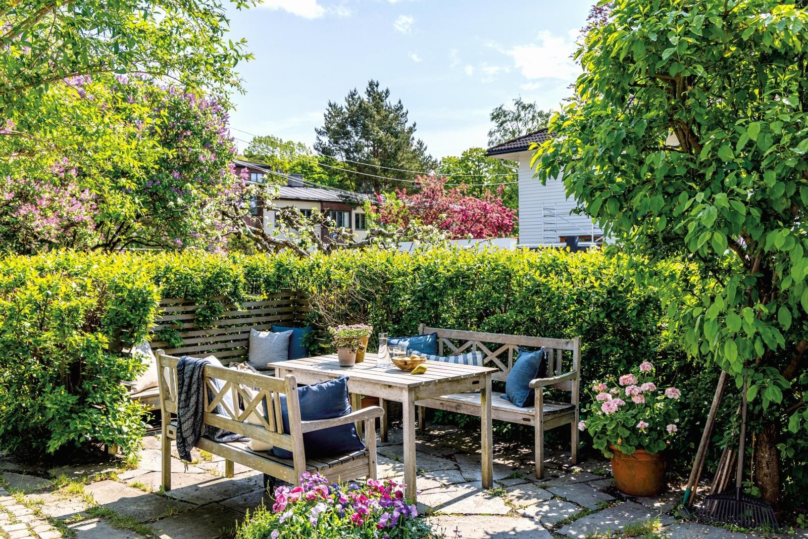 Fra den skjermede, skiferlagte uteplassen i forhagen. Galleribilde