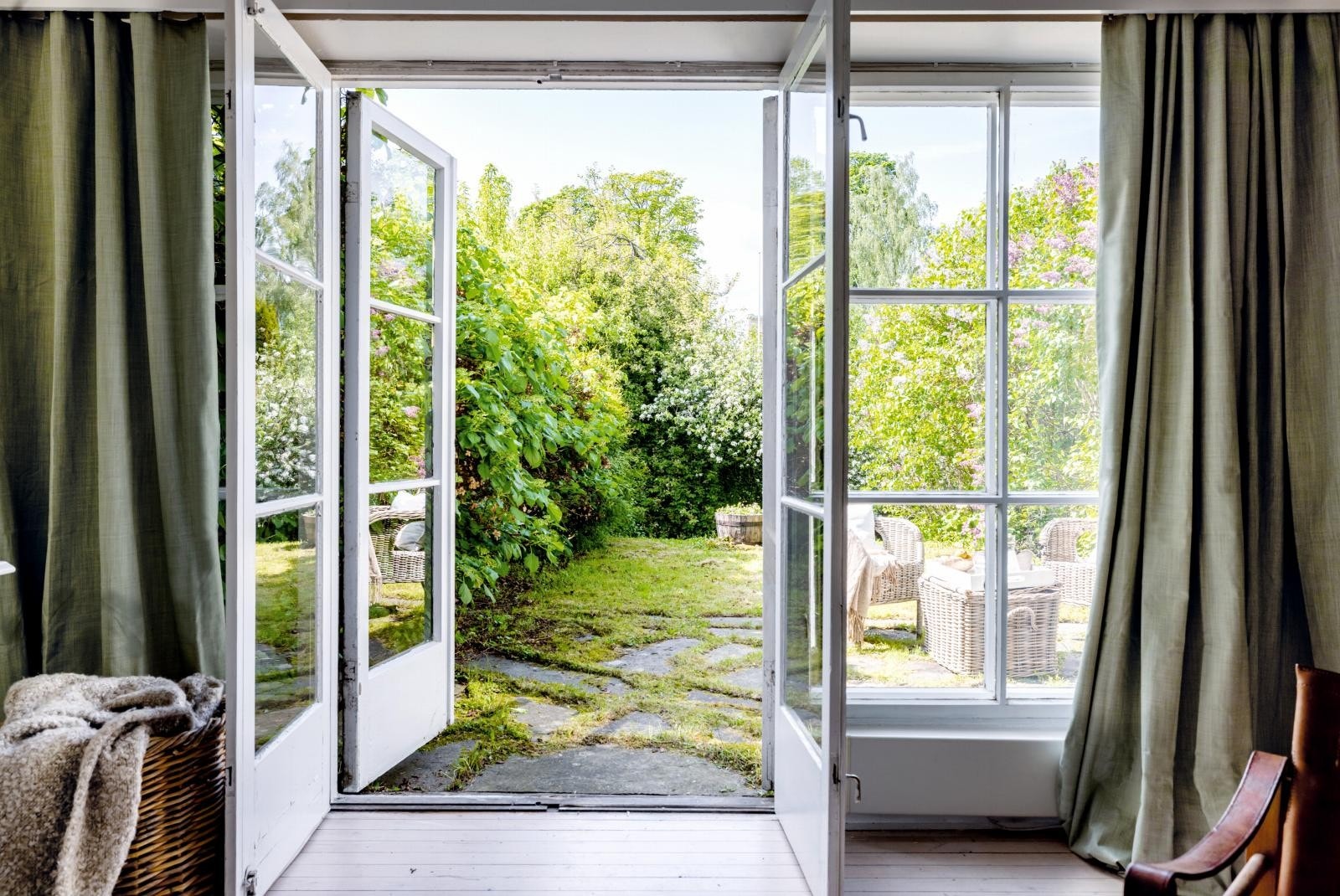 Fra peisestuen går du ut til den solrike, usjenerte terrassen og frodige hagen der du kan nyte solen fra ca kl 12.00 til 20.30. Galleribilde