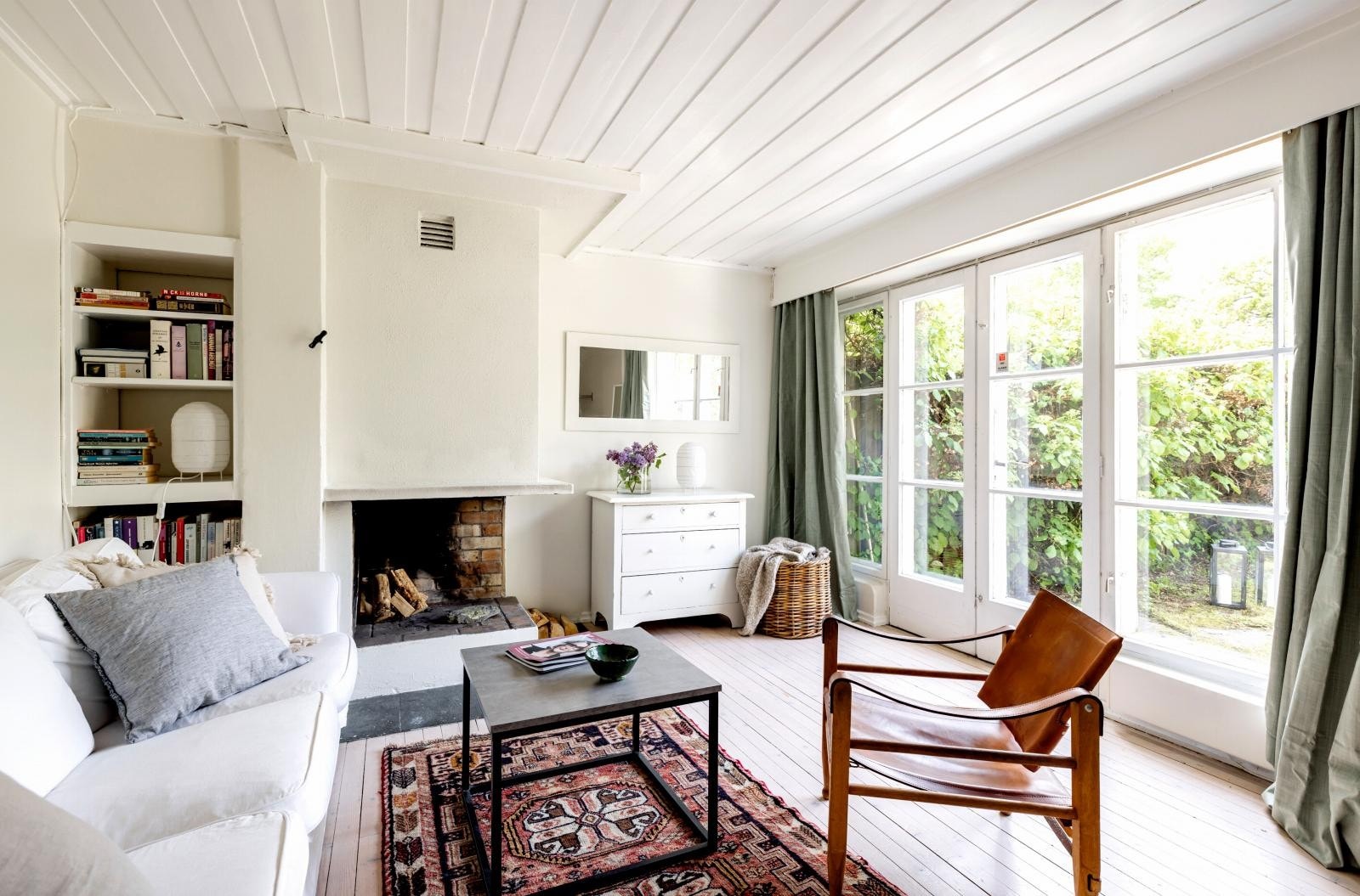 Lys og koselig peisestue med slipt tregulv i underetasjen. Hele rommet er på ca 20 kvm og gir mange bruksmuligheter for familien. Galleribilde