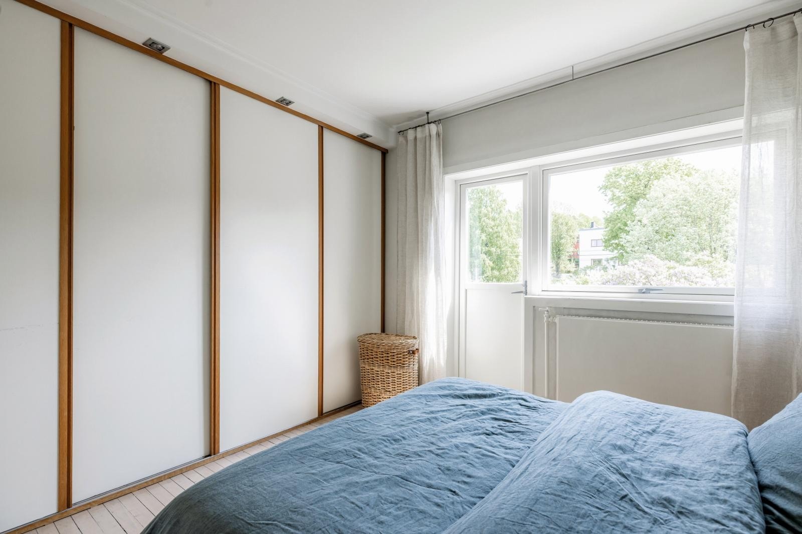 Fra hovedsoverommet med garderobeløsning fra gulv til tak langs hele den ene veggen. Galleribilde