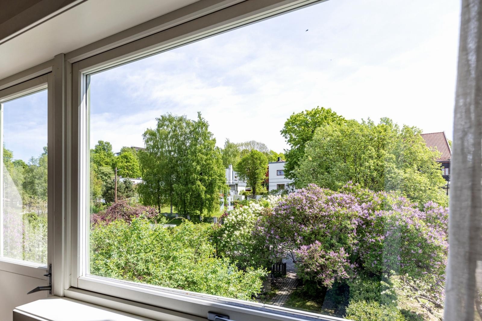 Hyggelig og fritt utsyn fra det usjenerte hovedsoverommet. Galleribilde