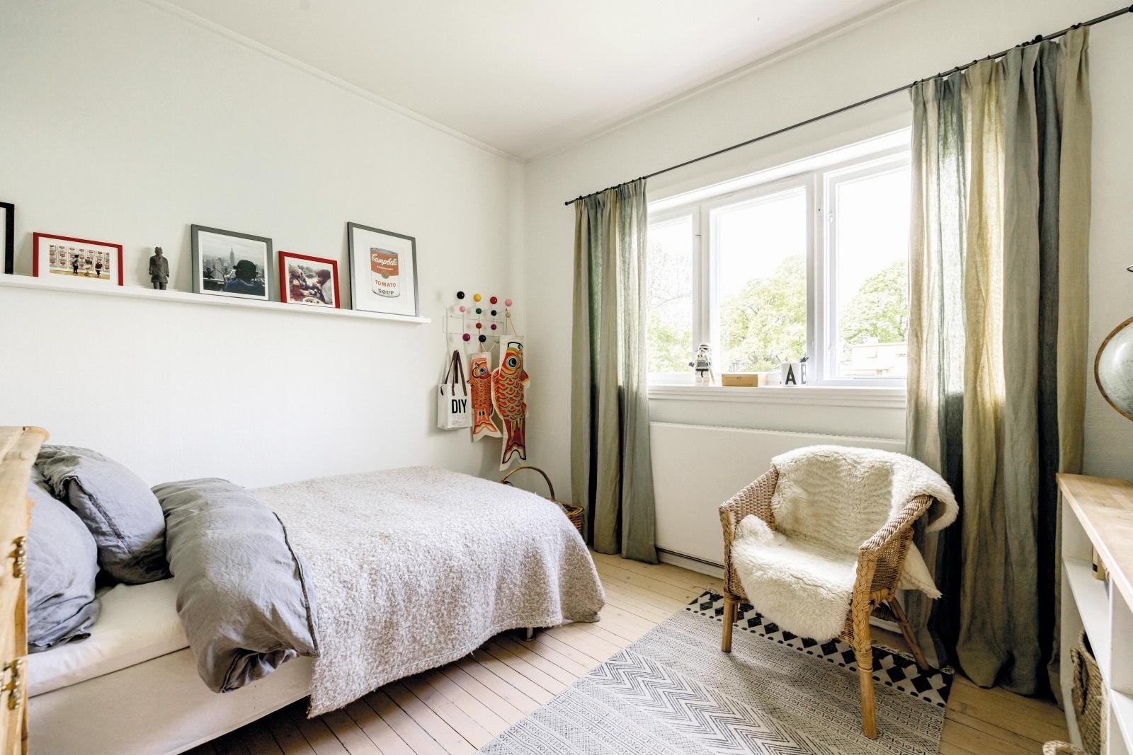 Soverom 2 er lyst og koselig. I dag står det en 120 cm bred seng der. Plass til pult, seng, stol og oppbevaring - eller dobbeltseng om man heller ønsker det. Galleribilde